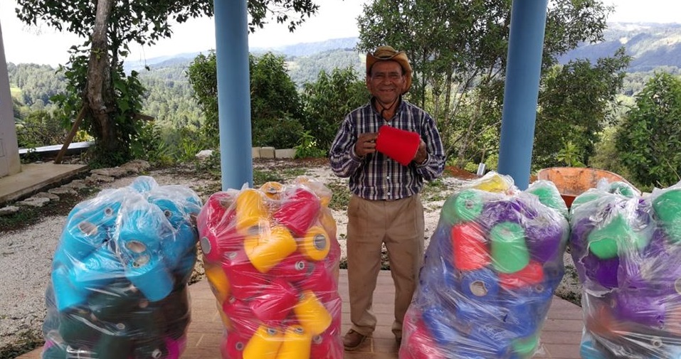 Donation of yarn and food to families of the Lenca looms project, EPROHCIL