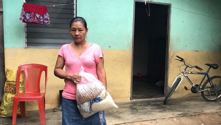Entrega de bolsas de ayuda en Tegucigalpita