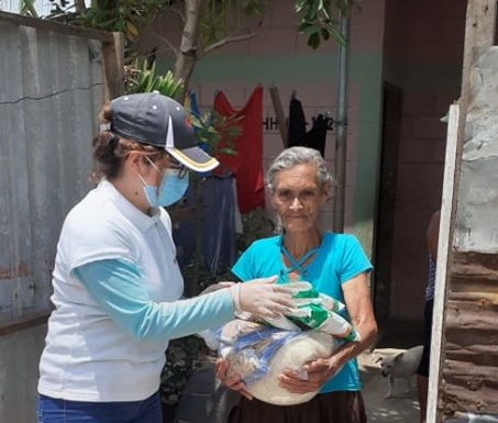 Entrega de bolsas de ayuda en comunidad Villa Linda en Tela
