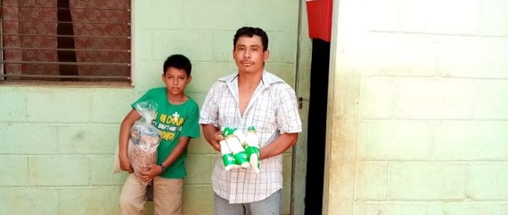 Entrega de bolsas de ayuda en comunidad Palenque en Tela
