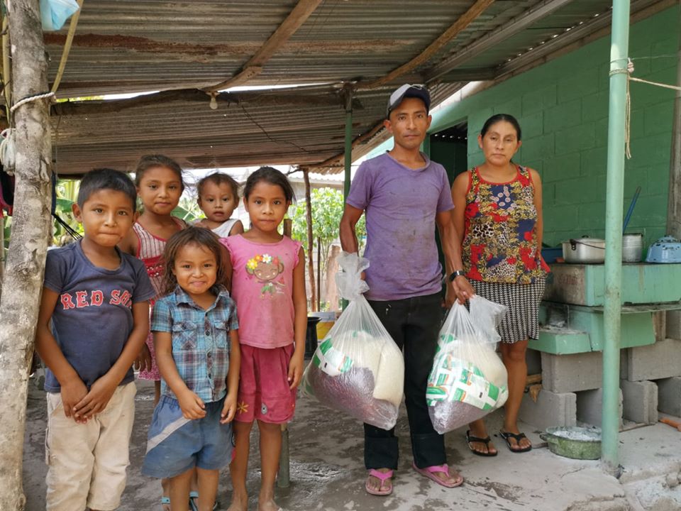 Entrega de bolsas de ayuda en comunidad en Ilama, Santa Bárbara
