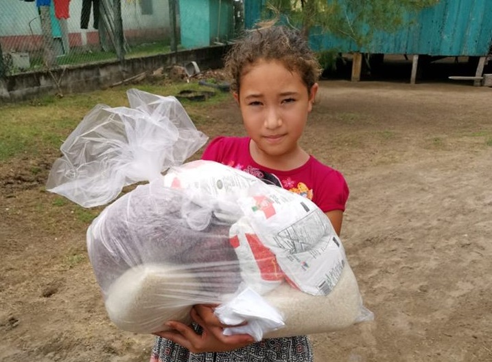 Entrega de bolsas de ayuda en Barra de Cuyamel, Barra de Motagua, Chachahuala y alrededores