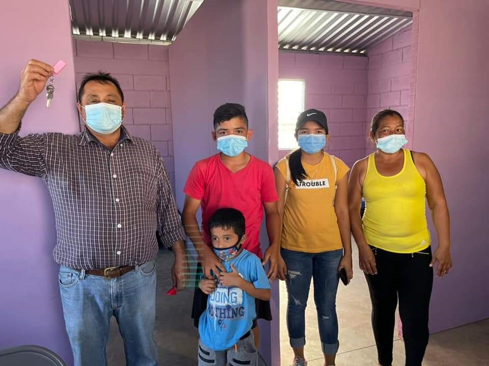 Emotional delivery of 14 homes in Villanueva, Cortés